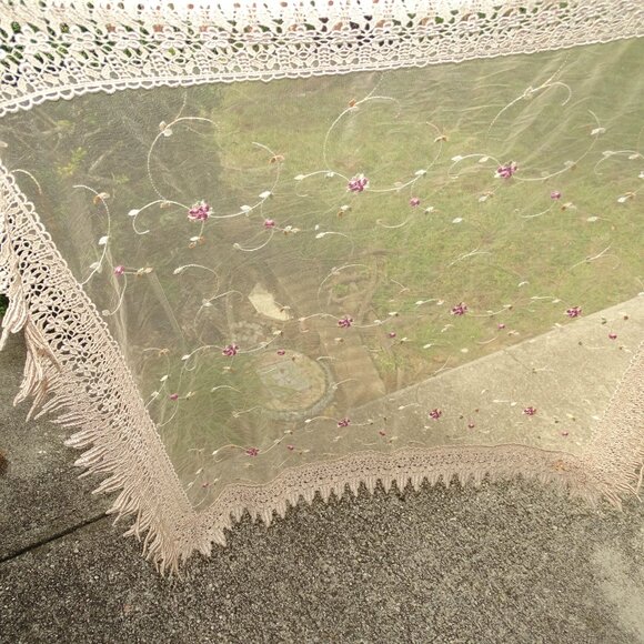 Stunning Sheer Square table topper with lace edging - Picture 3 of 8